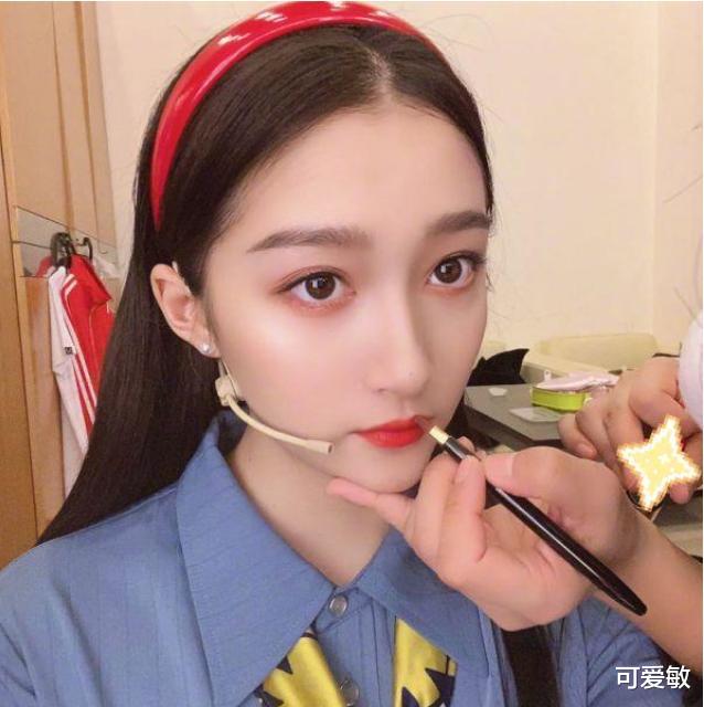 『关晓彤』关晓彤挑战“单腿站立”，抬腿后发现穿的裙子，救场动作说明智商