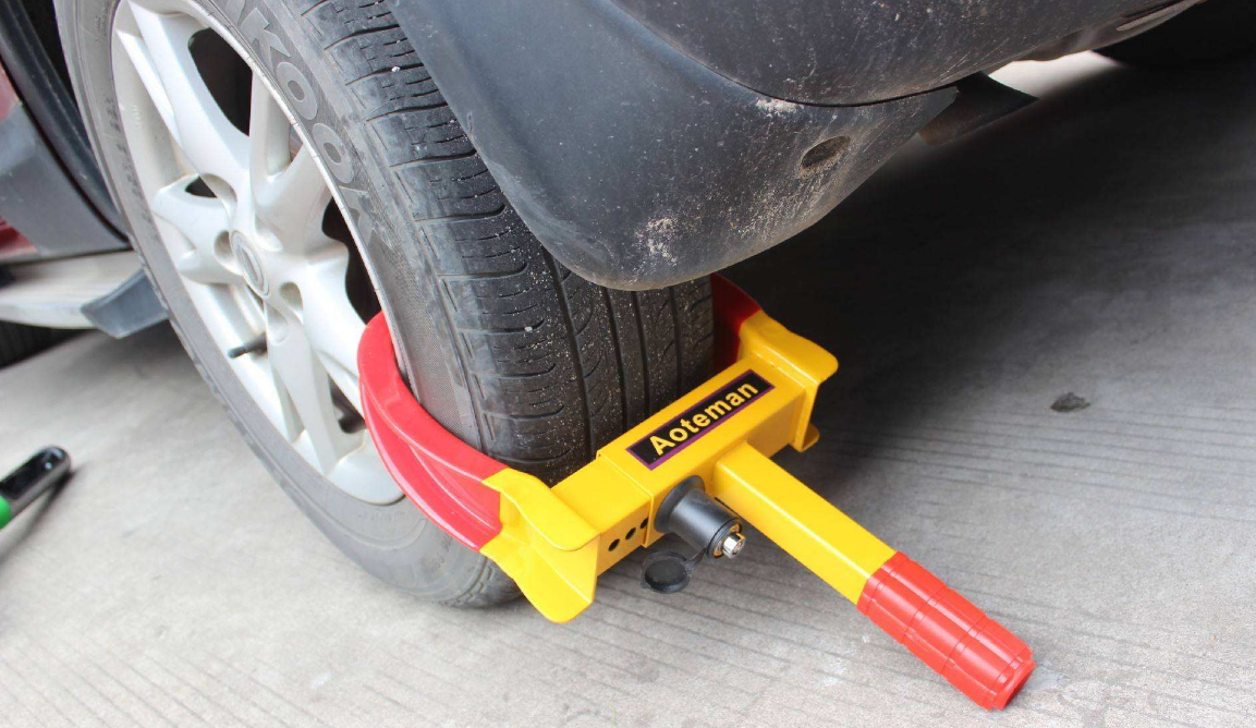 老司机|车胎被故意锁住咋办？老司机：不用叫拖车，用这招就能解决！