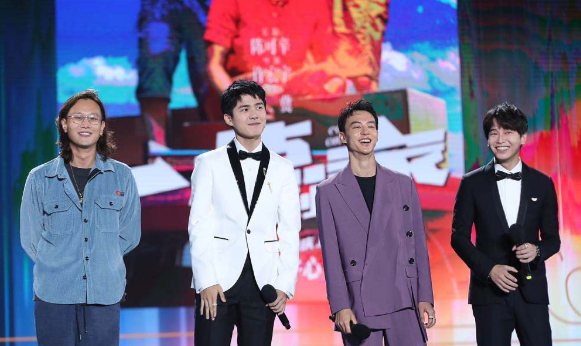 八佰|夺冠36天《八佰》终被赶下宝座，黄渤新片不到24小时，票房破4300万