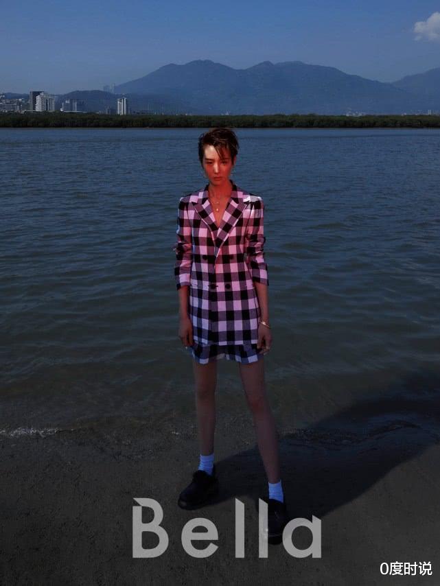 『短发』张钧甯登杂志封面，玩转多元穿搭风格，短发造型太帅气