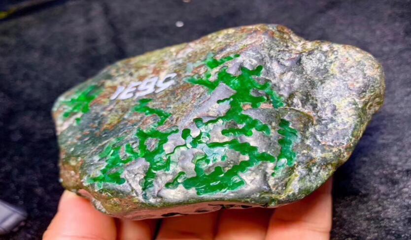 翡翠:越贵的翡翠就一定越好吗?如何用最少的钱购买适合自己的翡翠