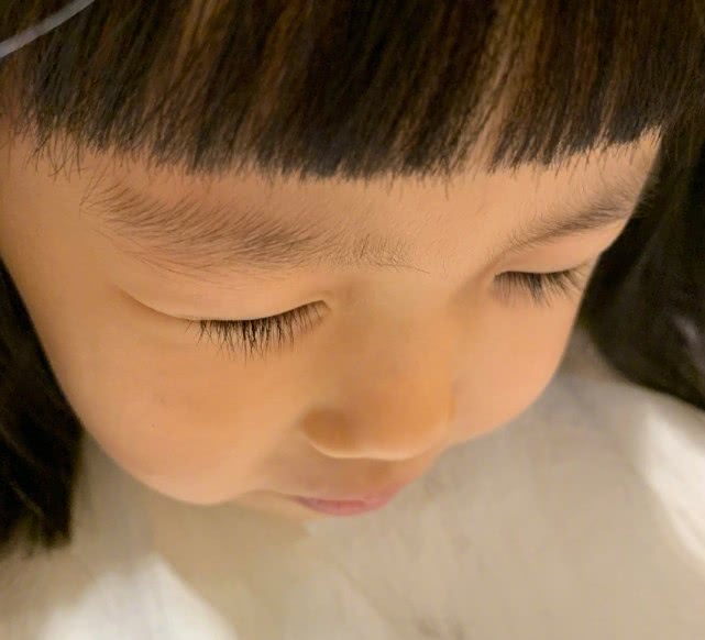 「谭松韵」伊能静再次深夜上线思念女儿，深感心碎：在你及哥哥间，我要找到最好的平衡