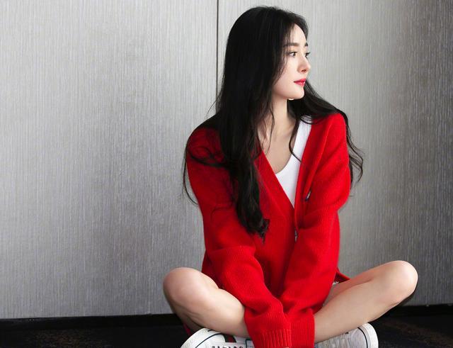 穿衣搭配@杨幂太会穿搭，针织衫搭配同色红唇，妆容精致太优雅