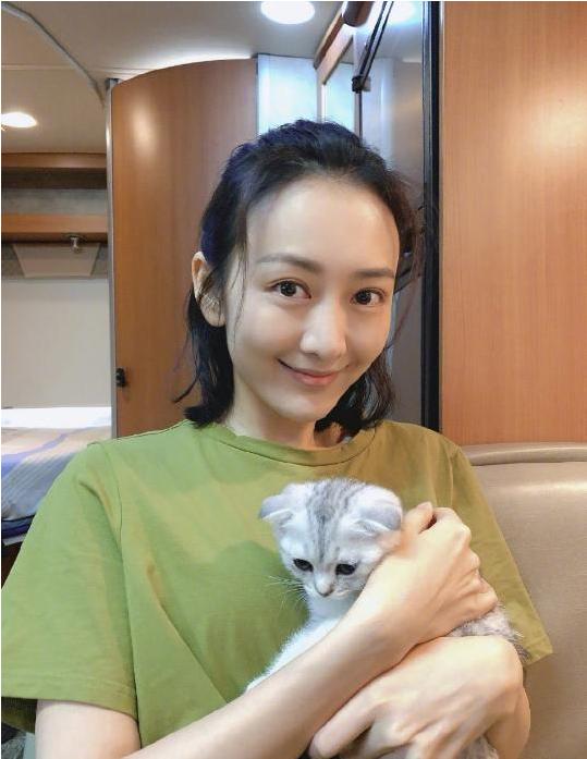 ?参观王鸥现实的家，很普通的商品房，平时在家经常下厨做饭