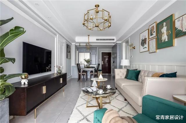 她家坚持走“简美轻奢风”路线，120㎡三房两厅，一进门就被迷住