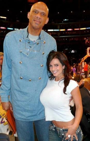 米蘭|詹姆斯隊(duì)友為她逃婚，曾經(jīng)被多名球星追求的模特米蘭妮現(xiàn)狀如何？