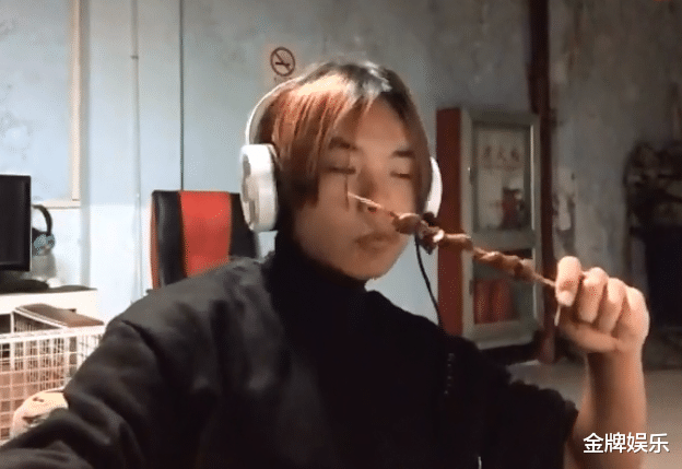 「vlog」网红大神啊段晒收入,月入十万左右,扣税额就高达两万