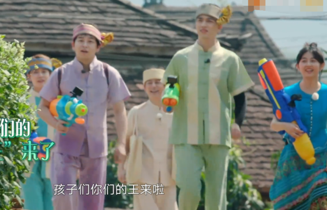 「谭松韵」谭松韵任嘉伦加入泼水节，谁注意两人的互动方式？避嫌意识很明显