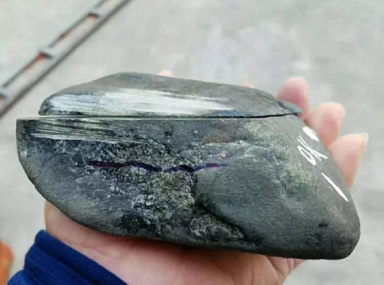 「翡翠」大叔看中的翡翠原石，谁劝都不行，一刀切开后全场安静了