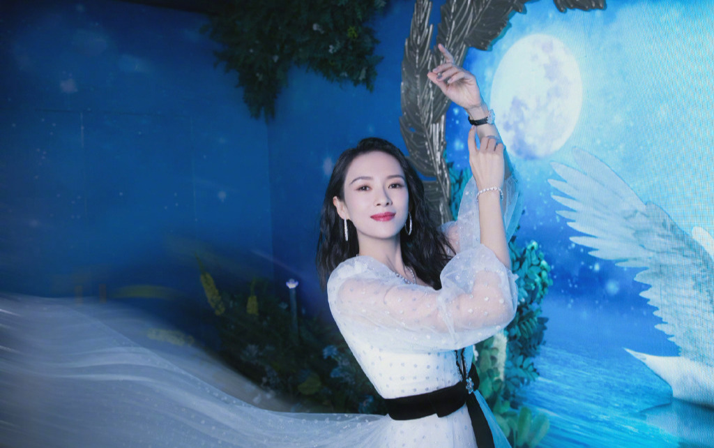 章子怡|章子怡挑战深V波点裙，气质越发温柔，“妈妈风”拍照姿势引热议