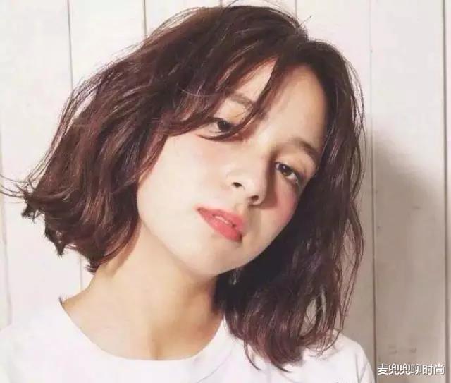 『发型』到了40岁的“家庭妇女”，有白发的剪这3种发型，时髦减龄又气质