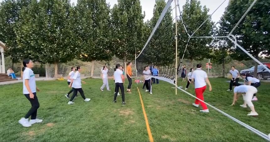 余霜|朱婷陪妹妹打球！得不到传球干着急，与郎平吃火锅主动给恩师夹菜