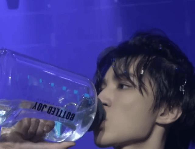 王俊凯|王俊凯减肥过度，瘦成“苦瓜脸”？拍戏被抓拍，看到脸颊凹陷心疼了