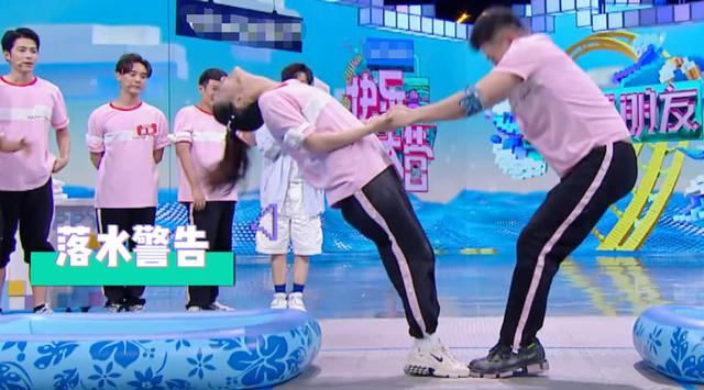 张昕宇|想红想疯了？赵丽颖公司艺人《快本》推同伴落水，没品行为遭吐槽