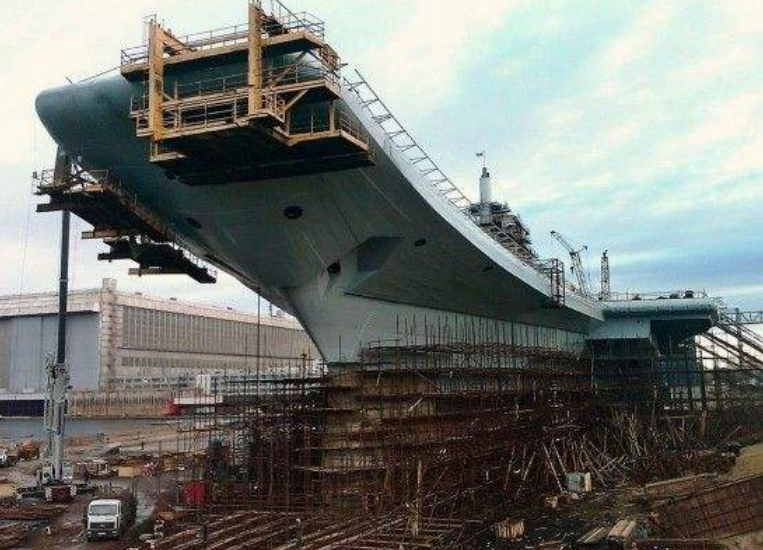 航空母舰▲航母刚下水就裂开300条缝，数百吨海水涌入，70亿美元打水漂