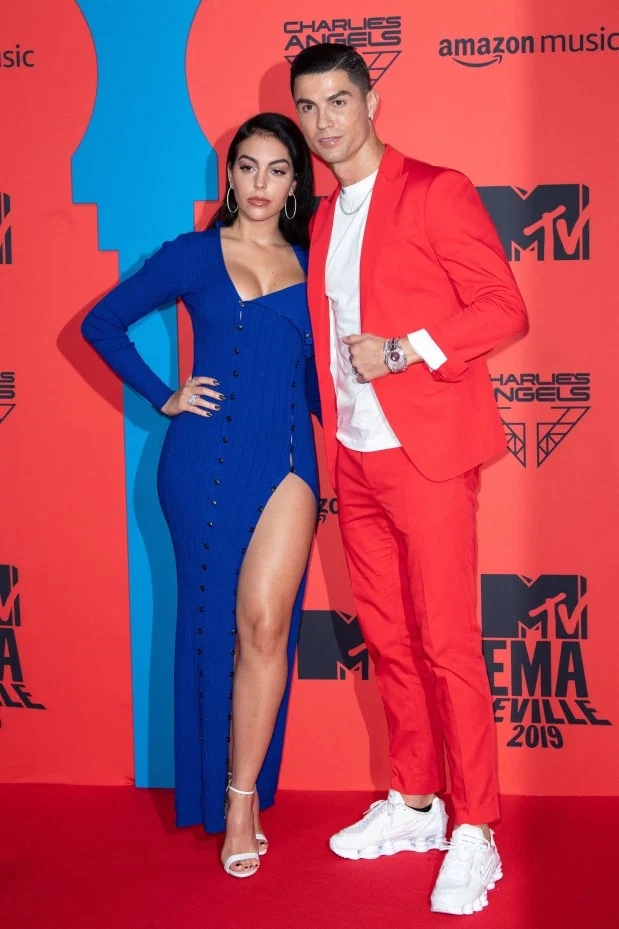 『广州恒大』C罗女友口香糖照片暗示再次怀孕，但离C罗目标仍有2个差距