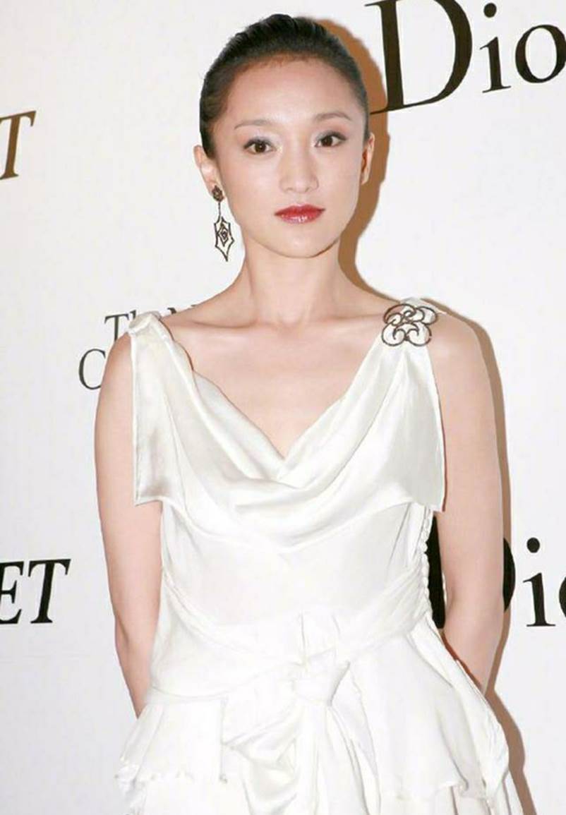 『周迅』周迅脚踩10cm高跟鞋，身材仍是五五分，网友：得罪造型师了？