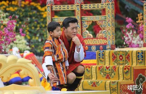 发型|悲催！不丹王后自作多情，为抢镜烫卷发却被挤出镜头，压根无人理