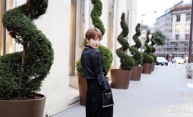 [阔腿裤]吴昕在国外也太会穿了吧！黑色衬衫配阔腿裤，只因剪了短发美翻了