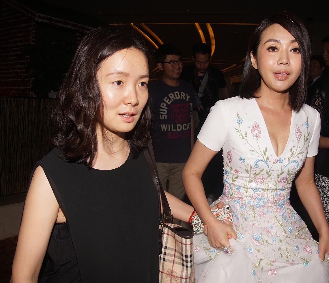 闫妮|49岁闫妮狂减30斤，直言“so easy”，女儿效仿，双双瘦身成功