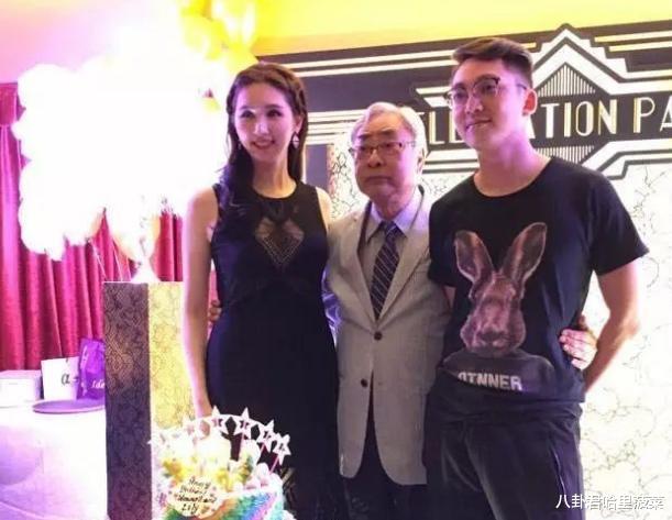 83岁林建名大玩"爷孙恋",伴侣过千名,把"老婆"认作干女儿