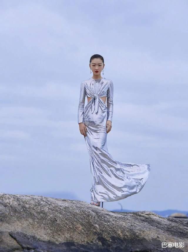 李现|金鸡闭幕红毯：佟丽娅惊艳，李现大平头吸睛，小花们一个比一个美