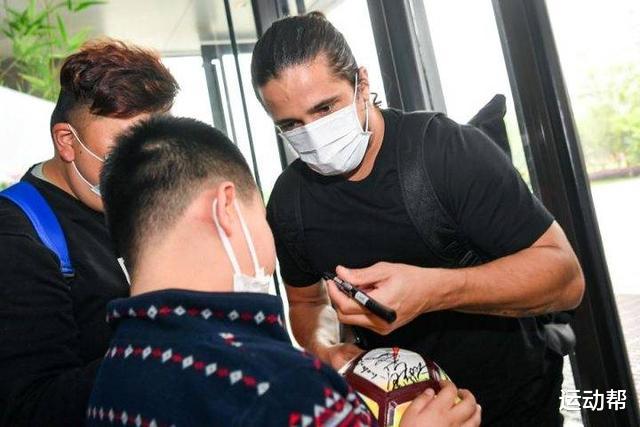 「埃尔克森」国足第二名非血缘归化报到!签名仅会拼音!艾克森将承担一重任