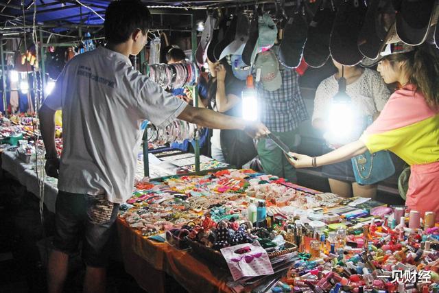 『地摊经济』地摊经济背后不可忽视的真相：6亿人月入1000元，4000万人失业
