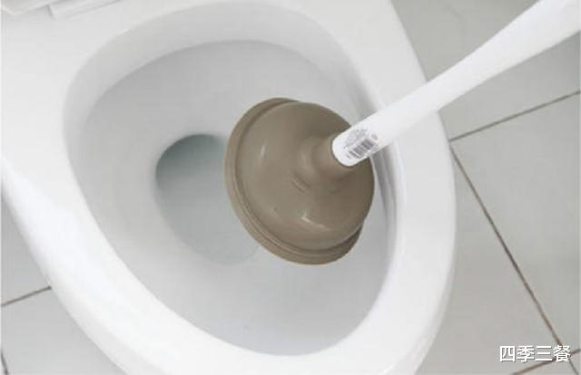 |上完厕所后，纸巾扔马桶是对是错？听听维修师傅怎么说