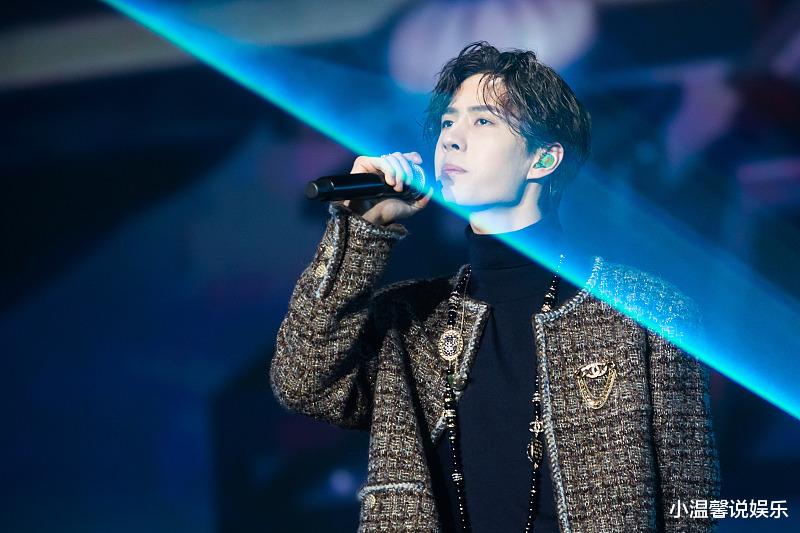 王一博|王一博“脏脏包”又上热搜！穿着情侣T恤飞剧组，不怕热裹得太严实