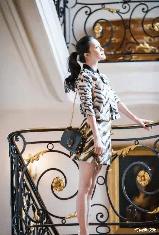「穿衣搭配」田海蓉美到国外去！一身波浪纹套装配高马尾，气质惊艳又减龄