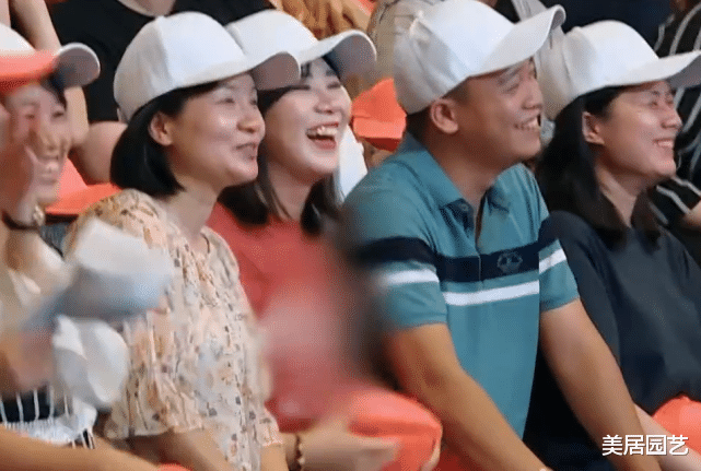 奔跑吧兄弟|《跑男8》首次给观众打上马赛克引争议，只因她的穿着少儿不宜！