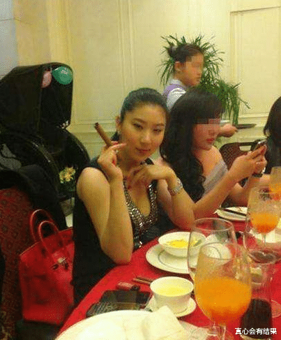 【谢贤】被84岁谢贤养了12年，2018年2人分道扬镳，如今32岁COCO生活大变样