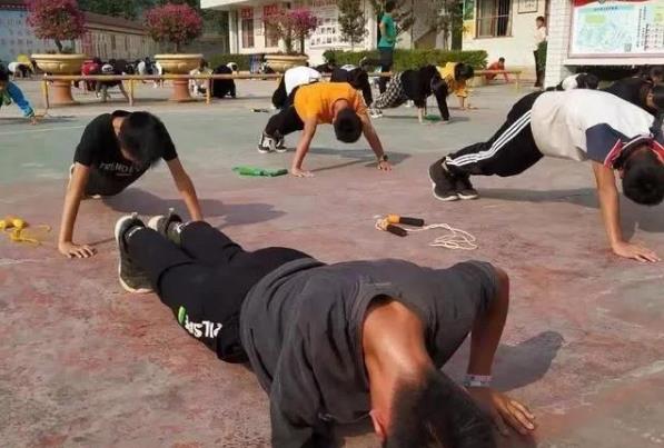 【】一位独臂篮球少年震撼了无数人,打球是快乐的,训练是痛苦的