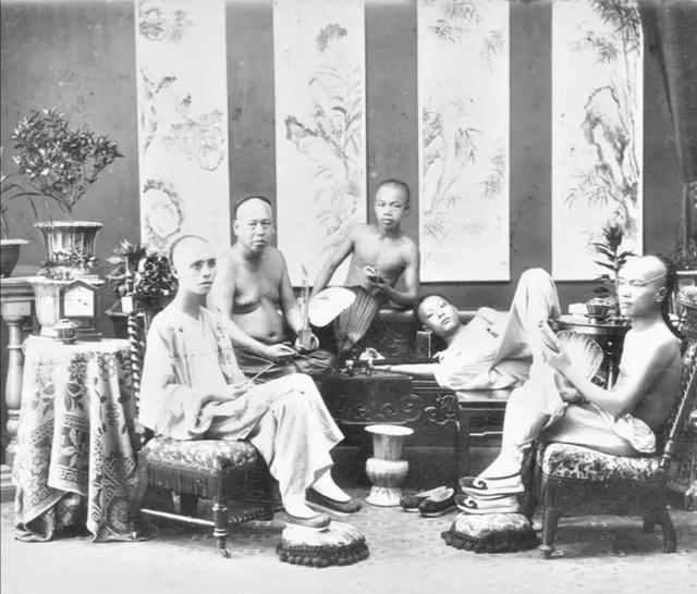 李莲英|清末真实照片，李莲英满脸疙瘩目光呆滞，看到裹小脚女孩瞬间泪目