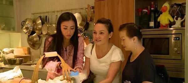 张柏芝：张柏芝聚餐与妈妈同框，颜值还是妈妈更胜一筹？