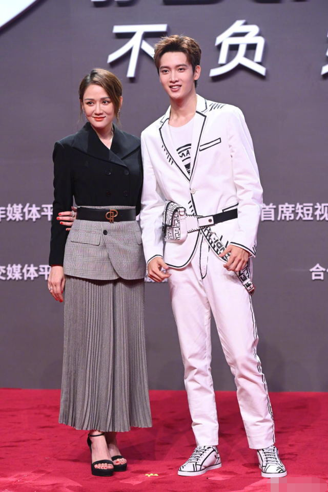 唐嫣|红毯竞艳，唐嫣复出肢体语言僵硬，乔欣跟张嘉倪的礼服一言难尽