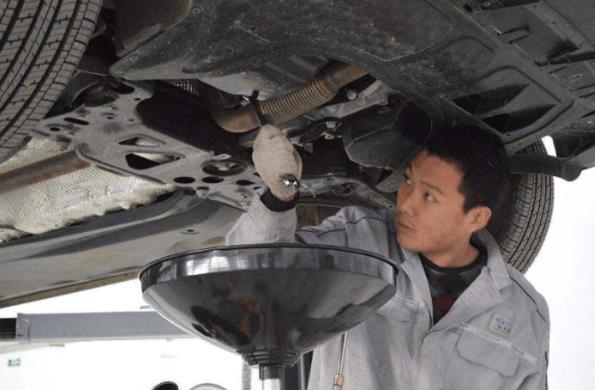 『买车』央视拆穿4S店“行规”：偷偷装上一颗螺丝，回头保养你就多花几千