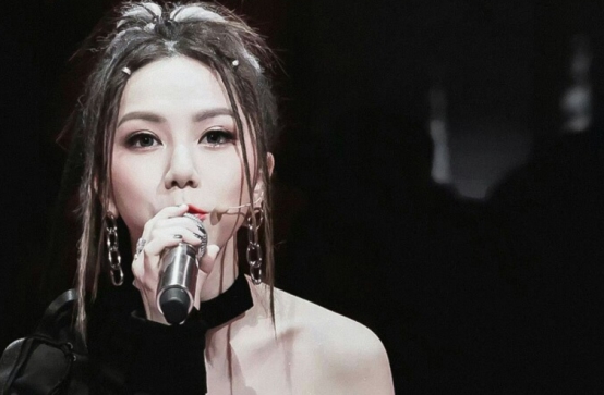 邓紫棋|拥有神仙嗓音的邓紫棋，一开口就燃爆舞台，带动每一位听众的情绪