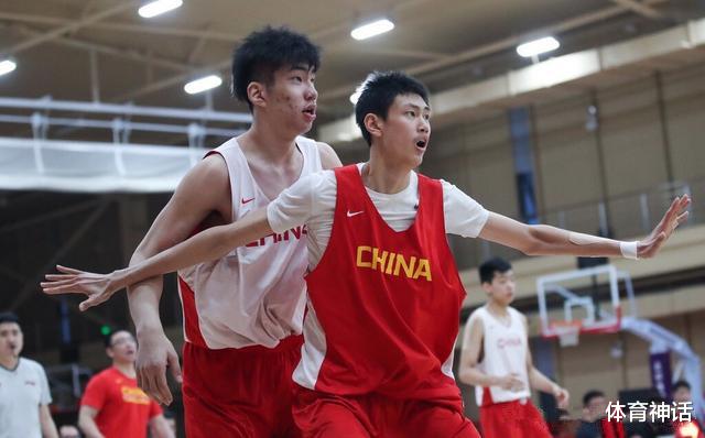 『王治郅』王治郅心里苦啊！爱子空有2.05米身高却没天赋，读名校仍不被看好