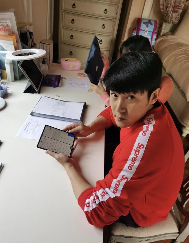 [陆毅]陆毅豪宅内景曝光！大到空旷装修成本不菲，西式华丽风格堪比城堡