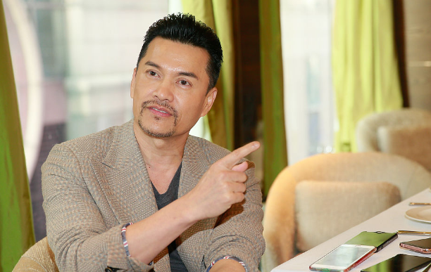 吕良伟|64岁吕良伟被称“不老男神”,妻子貌美肤白,18岁儿子长相却一言难尽啊