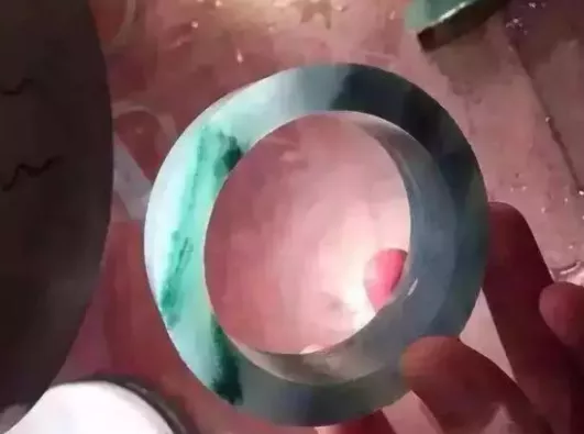 橄榄核|切涨的木那翡翠原石，看着都流口水，太棒了！