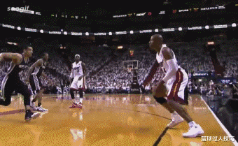 德维恩·韦德@NBA最淡定6个瞬间：科比被球砸脸眼都不眨，韦德老大爷散步帽对手