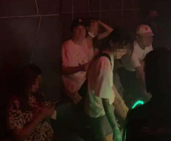 王思聪|王思聪带四位美女炸街，身穿近万元女款粉毛衣，身旁美女颜值高