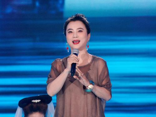 李玲玉|李玲玉穿的年轻脸衰老,但有皱纹也漂亮,短发干练利落!