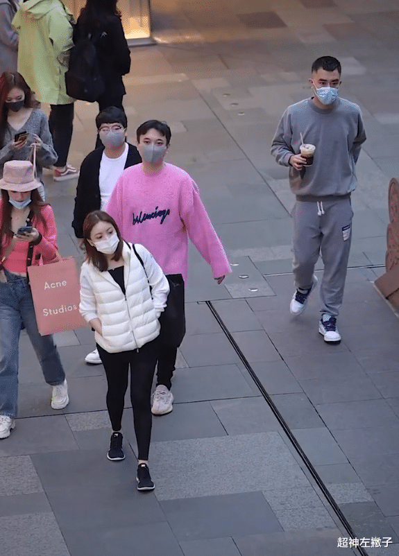 王思聪|王思聪“一拖三”逛街，美女打扮平平无奇，意外被国民老公眼神相中！
