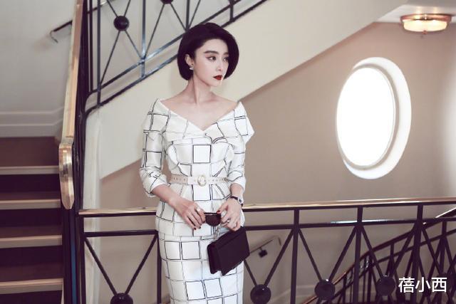 『格纹』范冰冰在国外穿得这么端庄！白色格纹套裙配短发，不作妖反而更美