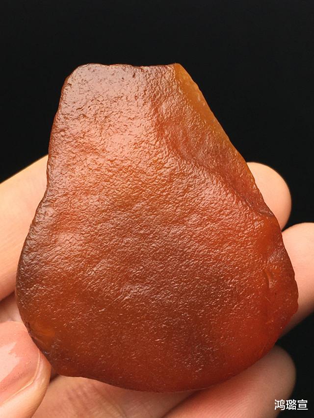 『蜜蜡』“一石多卖”蜜蜡为何“双标”？这其中是商家作怪还是另有缘由？
