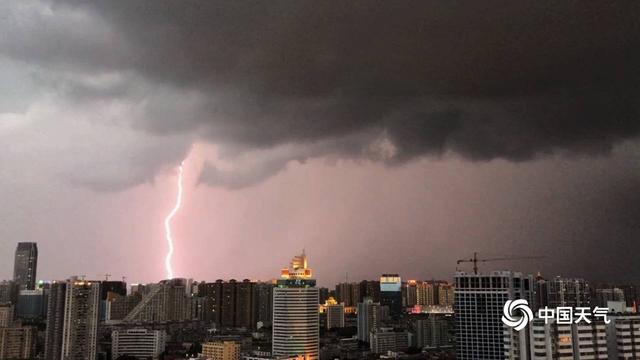 宜宾|广西南宁黑云压城 闪电划破夜空
